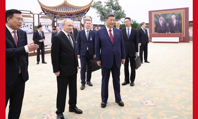 习近平同俄罗斯总统普京共同参观“传承中俄世代友好_树立大国关系典范”图片展