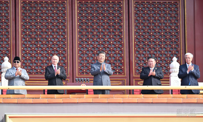 习近平来到天安门城楼主席台