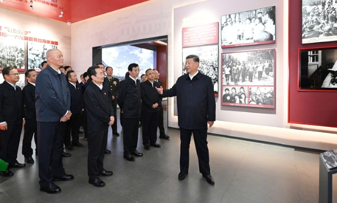 习近平参观新疆维吾尔自治区成立70周年主题成就展