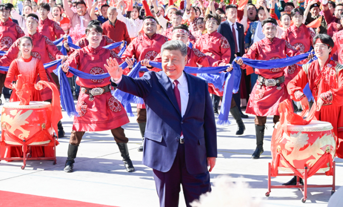 习近平在出席新疆维吾尔自治区成立70周年庆祝活动后返回北京