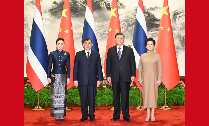 习近平会见泰国国王哇集拉隆功
