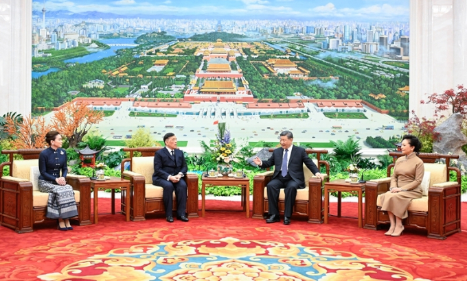 习近平会见泰国国王哇集拉隆功